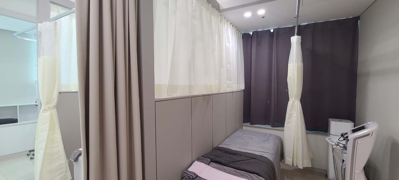 엠공일피부과_병원커튼 (7).jpg